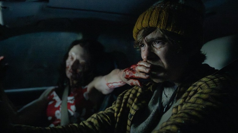Une passagère couvre la bouche de Bryan "Resident Evil" (2026)