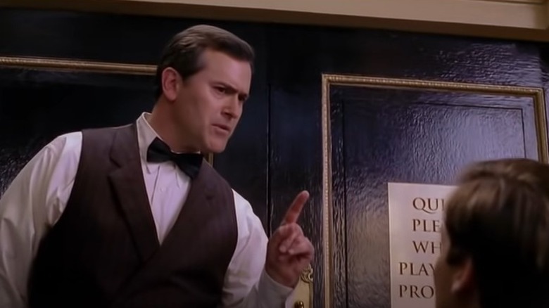 Bruce Campbell remuant le doigt