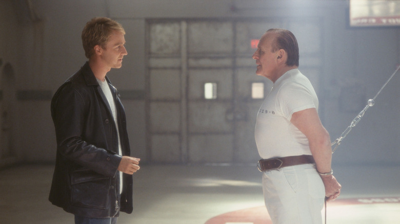 Edward Norton et Anthony Hopkins dans 