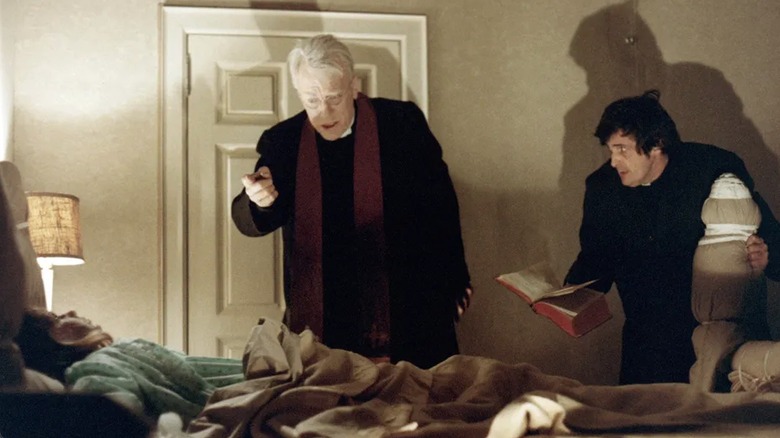 Le père Merrin dirige l'exorcisme