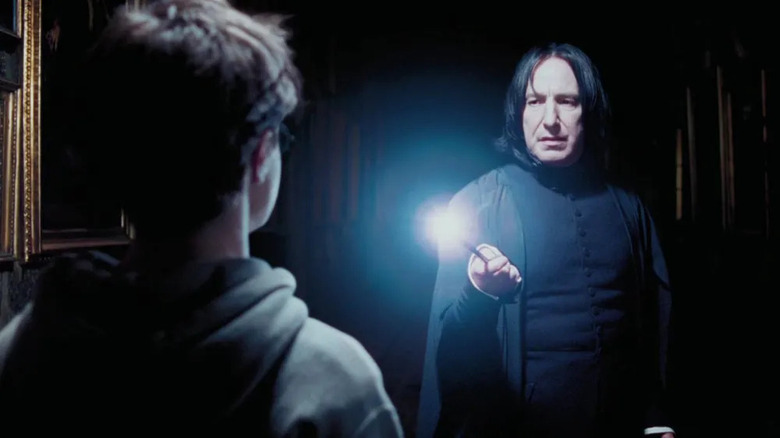 Snape pointe sa baguette vers Harry