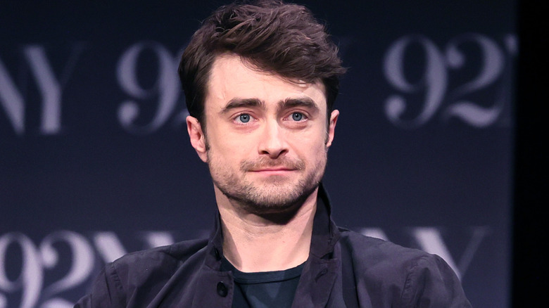 Daniel Radcliffe souriant légèrement