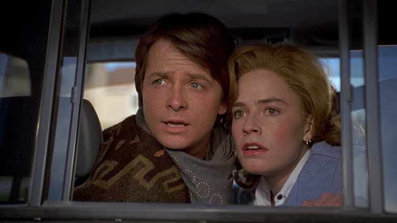 Michael J. Fox dans le rôle de Marty McFly et Elizabeth Shue dans le rôle de Jennifer Parker dans Retour vers le futur III