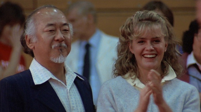 Pat Morita dans le rôle de M. Miyagi et Elizabeth Shue dans le rôle d'Ali Mills dans The Karate Kid