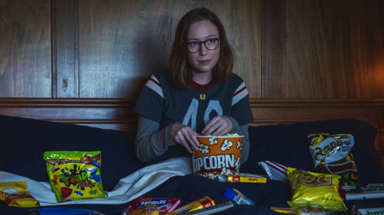 Kris mange de la malbouffe au lit 