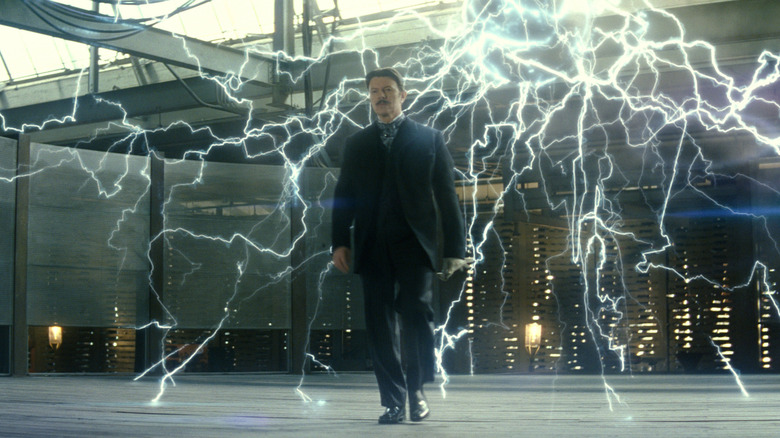 Nikola Tesla traversant un champ d'électricité statique dans Le Prestige (2006)