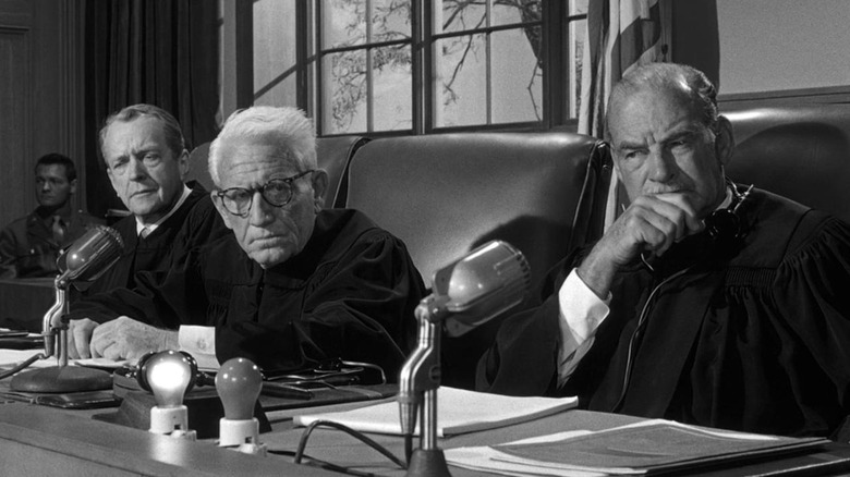Dan Haywood et d'autres juges écoutant des témoignages dans le Jugement de Nuremberg (1961)