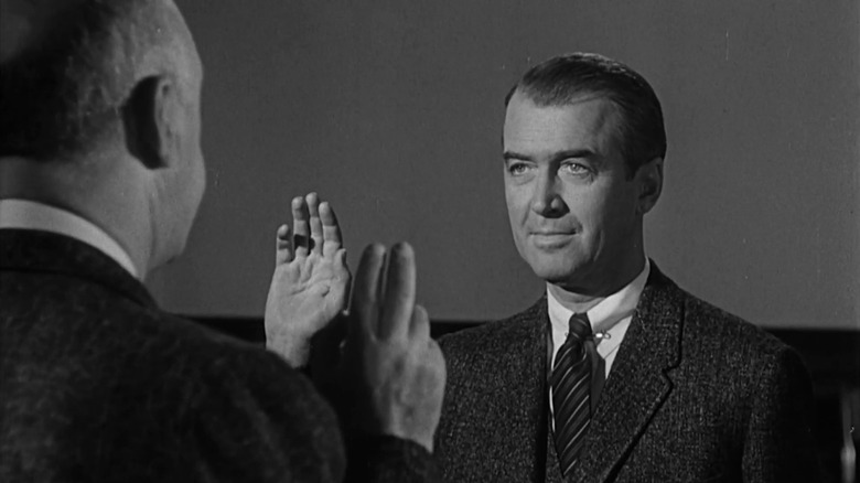 Paul Biegler prête serment devant le tribunal dans Anatomie d'un meurtre (1959)