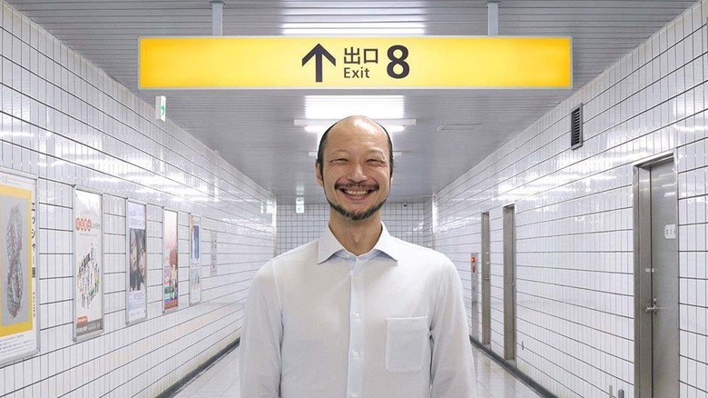 L'Homme souriant dans le métro à la sortie 8 (2026)