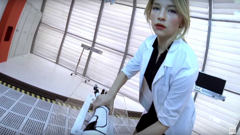 Estelle réveille Henry dans Hardcore Henry (2015)
