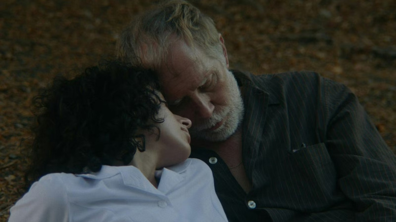 Eleni et Douglas s'embrassant dans son jardin dans Night Nurse (2026)
