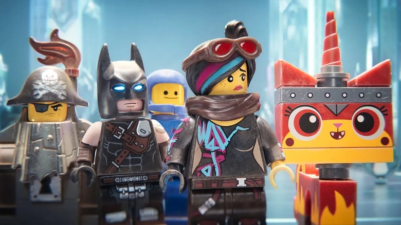 Lucy menant ses camarades à travers un territoire inconnu dans The LEGO Movie 2: The Second Part (2019)