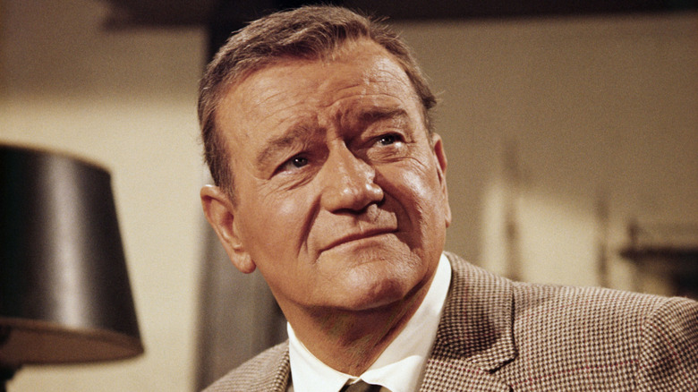 John Wayne porte un costume