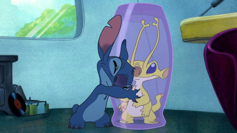 Stitch serrant une vitrine tenant Sparky dans Stitch ! Le film