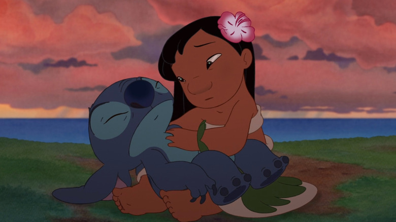 Lilo tenant Stitch dans ses bras dans Lilo & Stitch 2 : Stitch Has a Glitch