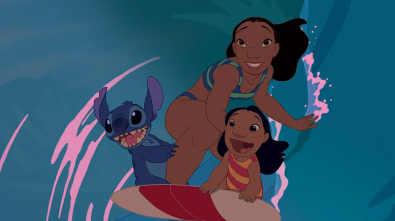 Stitch, Nani et Lilo sur une planche de surf dans Lilo & Stitch