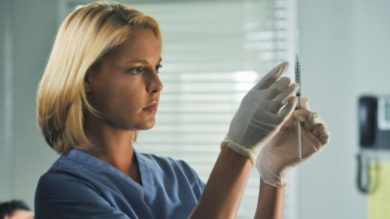 Kathering Heigl tenant une seringue