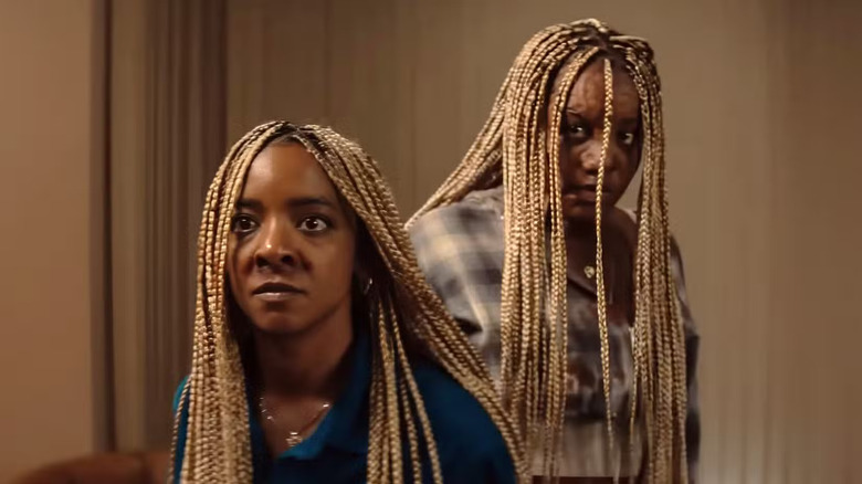Racine et Anaia semblent alarmées dans Is God Is