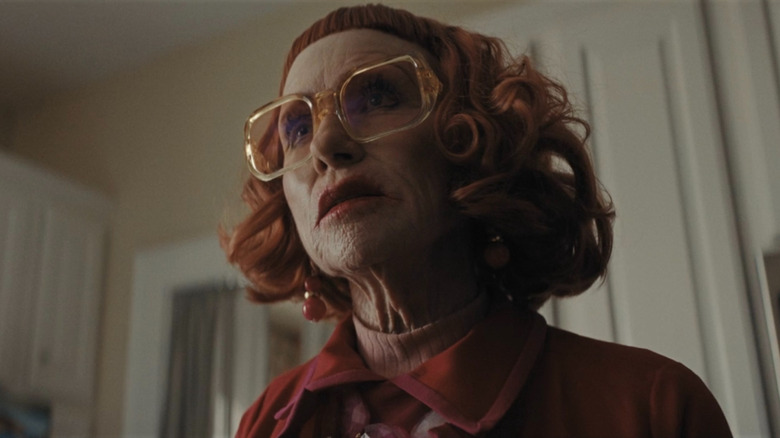Tante Gladys regarde Marcus et Terry Miller dans Weapons