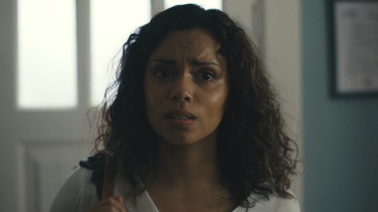Tess parle frénétiquement à Keith dans Barbarian