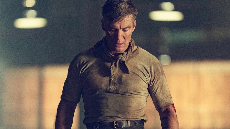 Tommy baissant les yeux dans Peaky Blinders : The Immortal Man