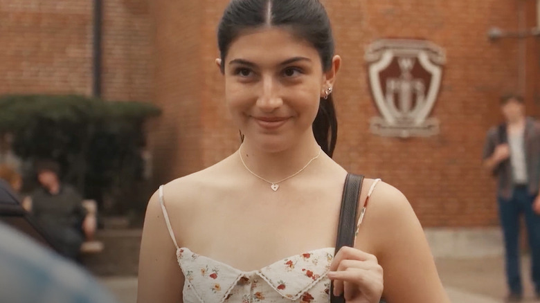 Sophie souriante dans Don't Say Good Luck