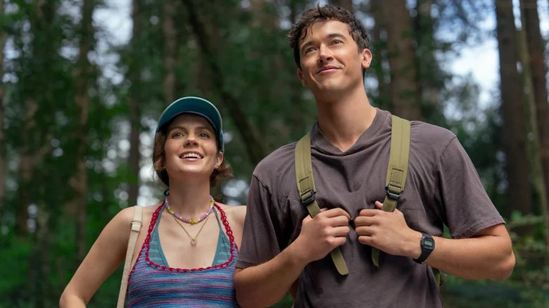 Poppy et Alex font une randonnée et regardent quelque chose dans People We Meet on Vacation