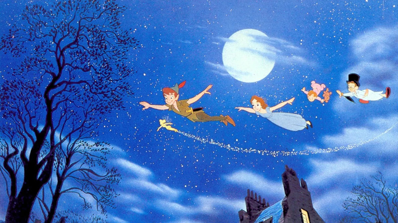 Peter et Tinkerbell conduisent les enfants Darling dans les airs dans Peter Pan