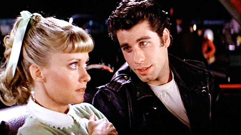 Danny parle à Sandy horrifiée dans la voiture à Grease