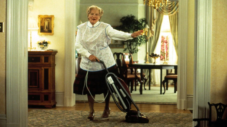 Mme Doubtfire chante et passe l'aspirateur dans Mme Doubtfire