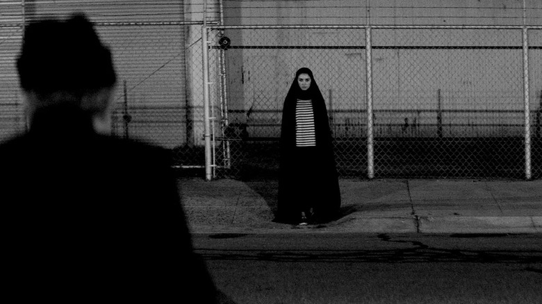 La mystérieuse fille qui regarde de l'autre côté de la rue 