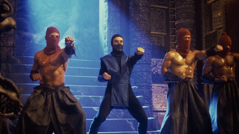 Sub-Zero prend la pose avec deux complices dans les années 1995 "Combat mortel"