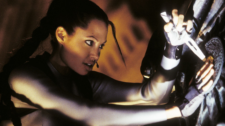Lara Croft déterre un bibelot dans un délai serré 