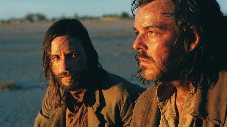 Charlie Burns regarde Arthur Burns fatigué dans The Proposition (2005)