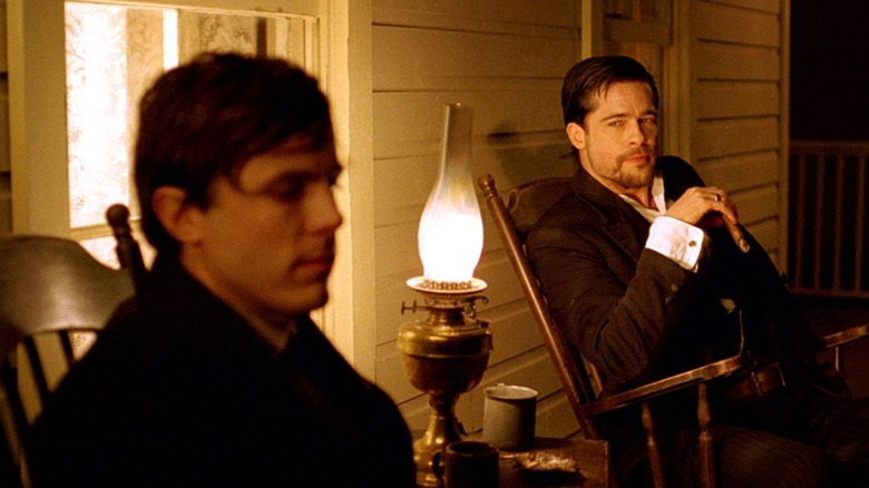 Jesse James regardant l'homme qui finirait par le tuer dans L'Assassinat de Jesse James par le lâche Robert Ford (2007)