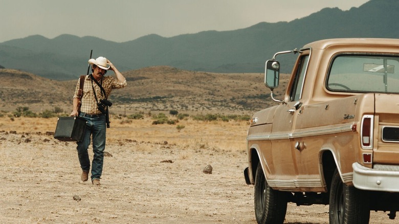 Llewyln Moss retourne à son camion avec l'argent dans No Country for Old Men (2007)