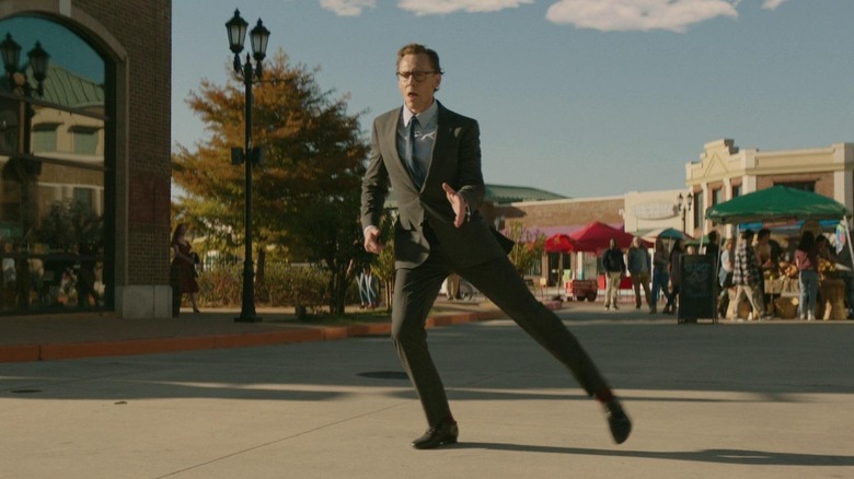 Chuck dansant dans la rue 