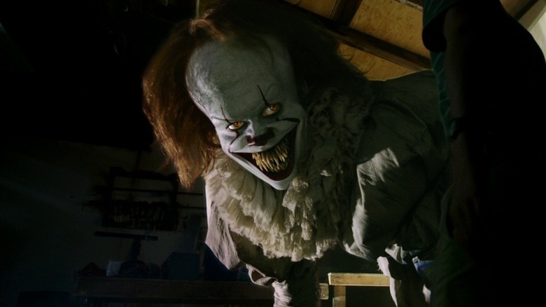 Pennywise souriant dans le noir 