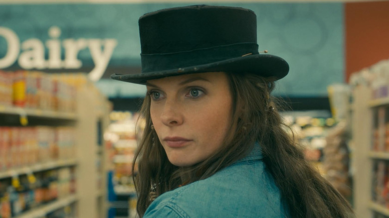 Rose le chapeau dans une épicerie à 