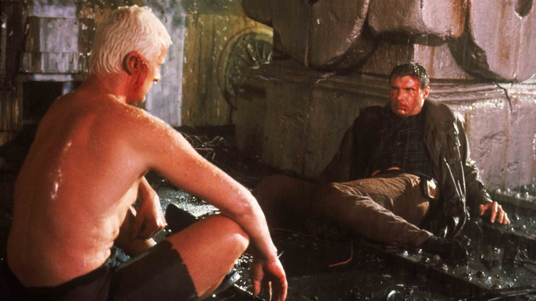 Batty et Deckard sont assis épuisés sur un toit