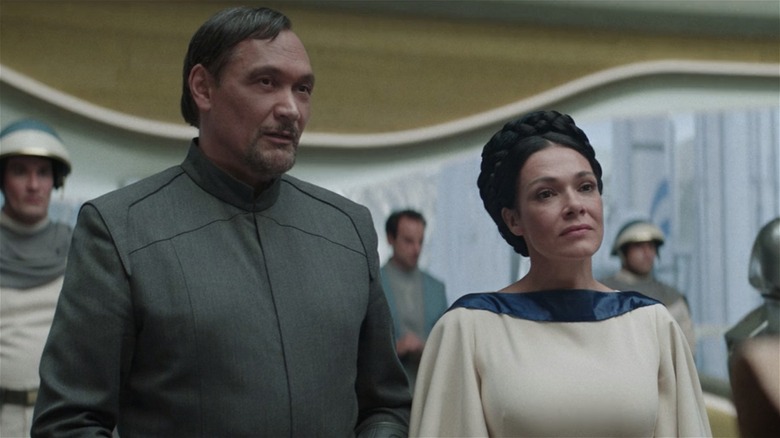 Bail et Breha Organa ont tous deux l'air attentifs