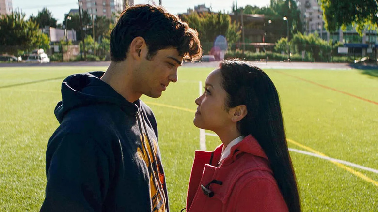Peter et Lara-Jean se regardent sur le terrain dans À tous les garçons que j'ai aimés avant