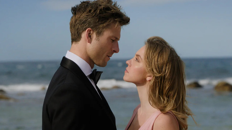 Ben et Bea se regardent dans Anybody But You