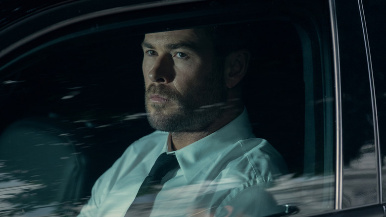 Mike Davis assis dans une voiture dans Crime 101