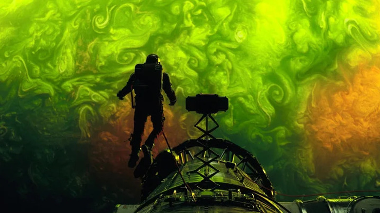 Ryland Grace lors d'une promenade dans l'espace en regardant un mur d'énergie vert tourbillonnant dans le projet Hail Mary