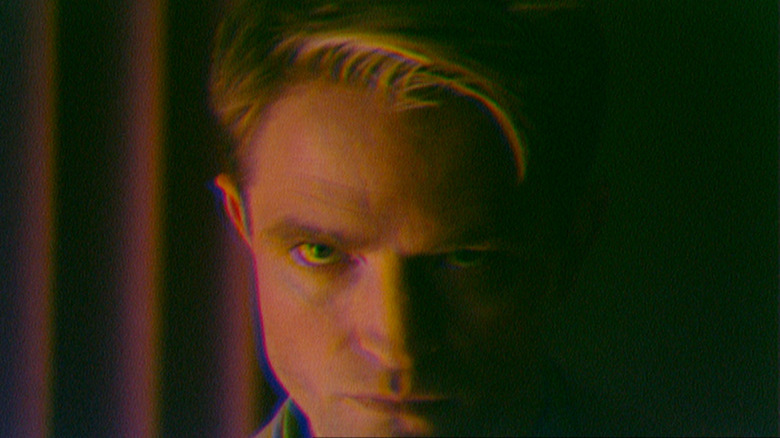 Gros plan de Chris Hansen le regardant intensément dans Primetime (2026)
