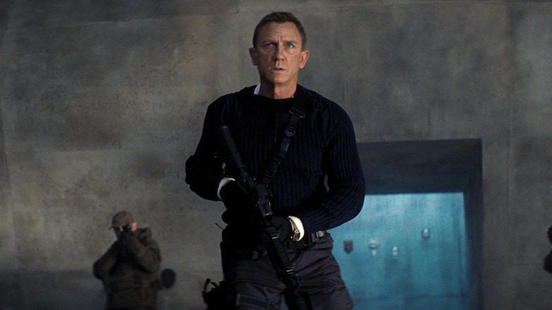 James Bond tenant un fusil
