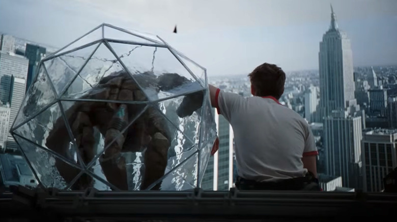 Rocky et Grace sont assis tout en regardant une photo de la ligne d'horizon de New York. 