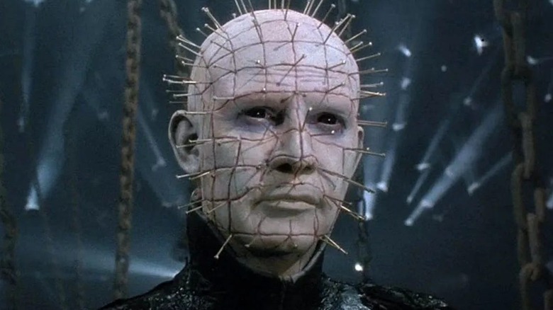 Pinhead regarde de manière imposante