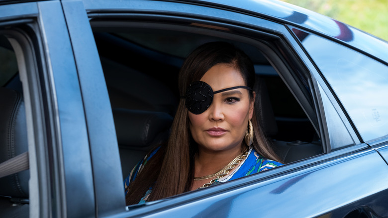 Tia Carrere dans le rôle de Lady Danger avec un cache-œil dans AJ and the Queen